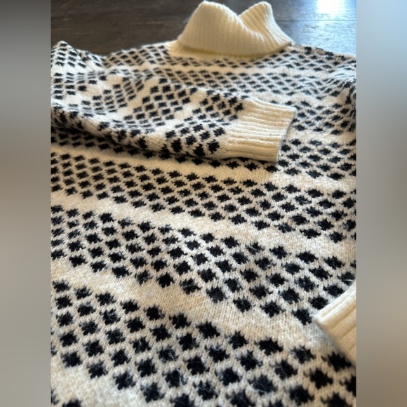 Ann Taylor Black and White Pattern Thick Sweater Size Small - Picture 2 of 7